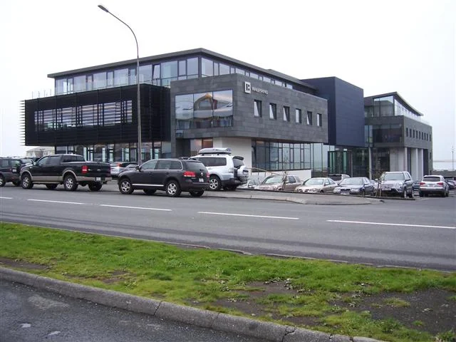 Slípivél við vinnu á steyptu undirlagi.